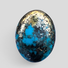 حجر فيروزي طبيعي عيار 40 قيراط مع البيريت، أبعاد الحجر 26×19 ملم