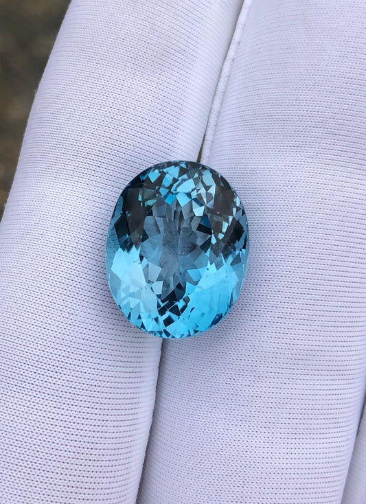 حجر كريم من التوباز الأزرق المقطوع بشكل فاخر - 15.5 قيراط