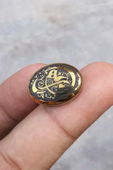 كابوشون هيماتيت 26 قيراط - حجر حديد - كابوشون حديد شيني منقوش - 21 × 16 ملم