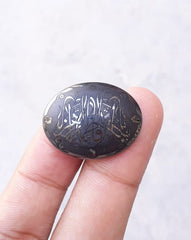 كابوشون هيماتيت 57 قيراط - حجر حديد - كابوشون حديد شيني منقوش - 30x22 ملم