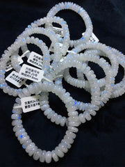 سوار حجر كريم من حجر القمر الطبيعي باللون الأزرق الفاتح، حجم الخرزة 8 ملم