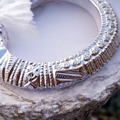 سوار مصنوع يدويًا من الفضة الإسترلينية يعود إلى العصر المغولي القديم (جوخرو)