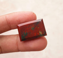 حجر دم طبيعي عالي الجودة 31.6 قيراط - الهليوتروب - الأبعاد -24.6 مم × 17.3 مم