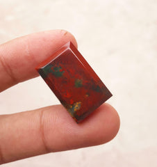 حجر دم طبيعي عالي الجودة 31.6 قيراط - الهليوتروب - الأبعاد -24.6 مم × 17.3 مم