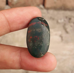 حجر دم طبيعي عالي الجودة 29.15 قيراط - الهليوتروب - الأبعاد - 24.6 × 17.3 ملم