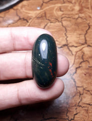 حجر دم طبيعي عالي الجودة 46.1 قيراط - الهليوتروب - الأبعاد - 33.2 × 16.2 ملم