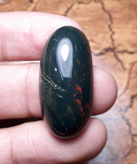 حجر دم طبيعي عالي الجودة 46.1 قيراط - الهليوتروب - الأبعاد - 33.2 × 16.2 ملم