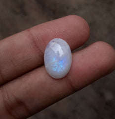 حجر القمر 7.7 قيراط للبيع - Adularia MoonStone - حجر القمر قوس قزح - حجر بخت شهر يونيو -18x12x4mm